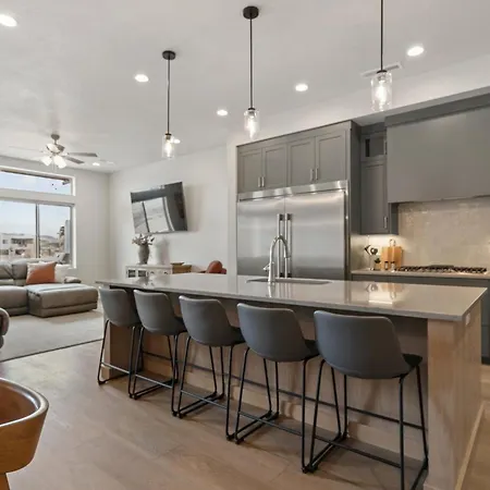 Canyon Country Oasis Townhouse